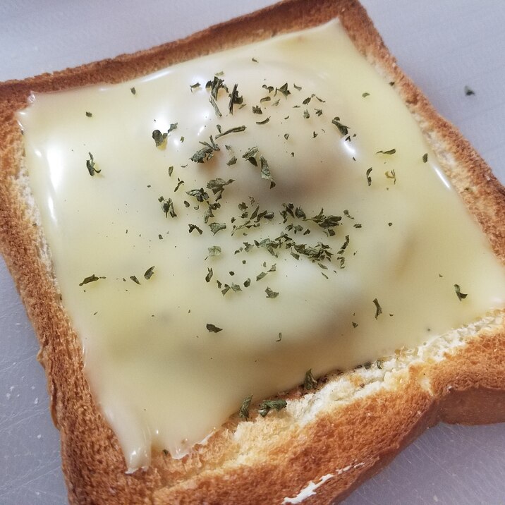 半熟卵とチーズのトースト